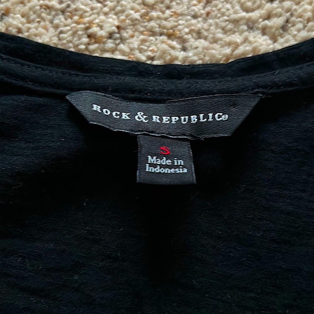 Rock & Republic Sexy Skull Face Black V-neck T-shirt Top **Size S** 🔥🔥 - Picture 4 of 4